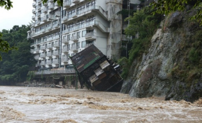 Tokyo (AFP). Japon: une ville brusquement envahie par une rivière en furie 