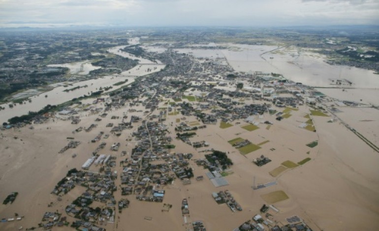 Joso (Japon) (AFP). Inondations au Japon: des dizaines de personnes prisonnières des eaux  
