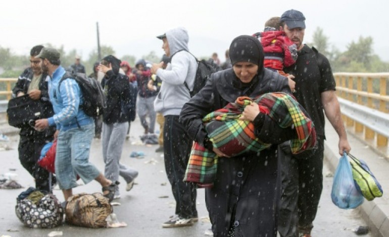 Gevgelija (Macédoine) (AFP). La pluie et le froid n'arrêtent pas les migrants 