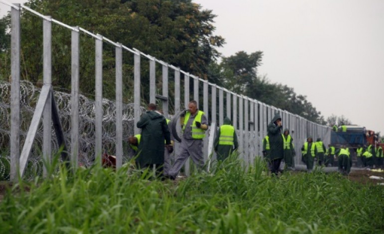 A LA FRONTIERE SERBO-HONGROISE (Hongrie) (AFP). Hongrie: des prisonniers requisitionnés pour achever une clôture antimigrants