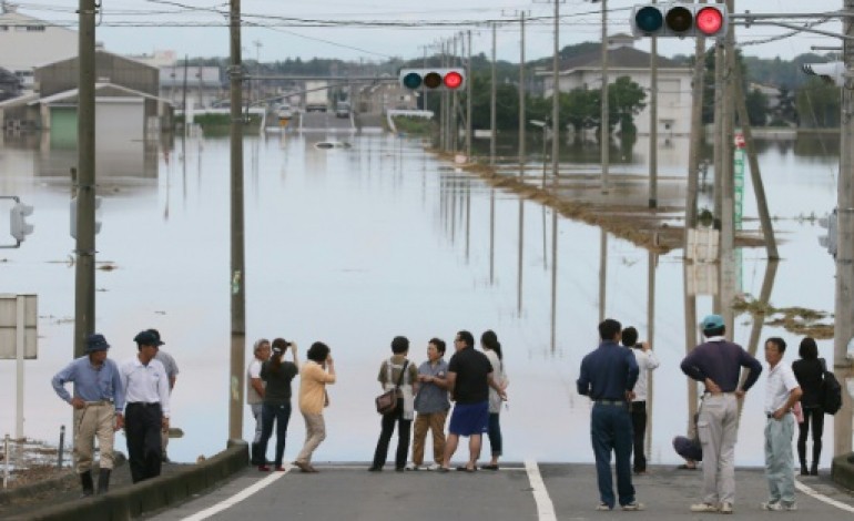 Joso (Japon) (AFP). Inondations au Japon: le Premier ministre sur les lieux, les secours à la recherche des disparus
