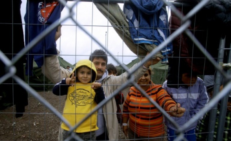 Röszke (Hongrie) (AFP). Fuir la guerre ou la misère: les 1.000 visages des migrants à la frontière hongroise