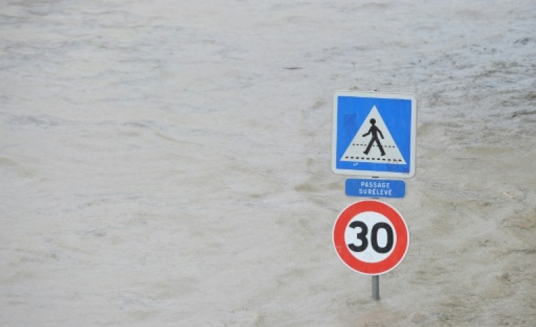 Lodève (France) (AFP). Orages violents: Lodève sous les eaux, un pan de l'autoroute A75 effondré