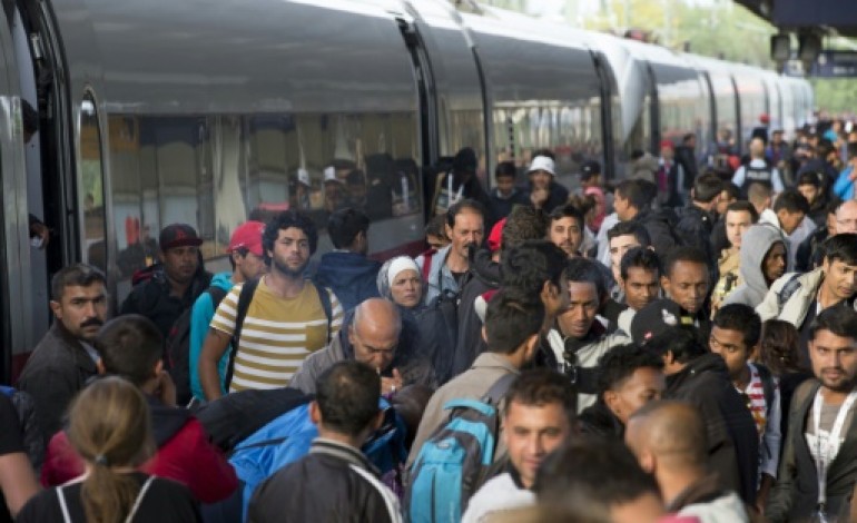 Berlin (AFP). Réfugiés: l'Allemagne réintroduit des contrôles frontaliers, nouveaux morts en Méditerranée