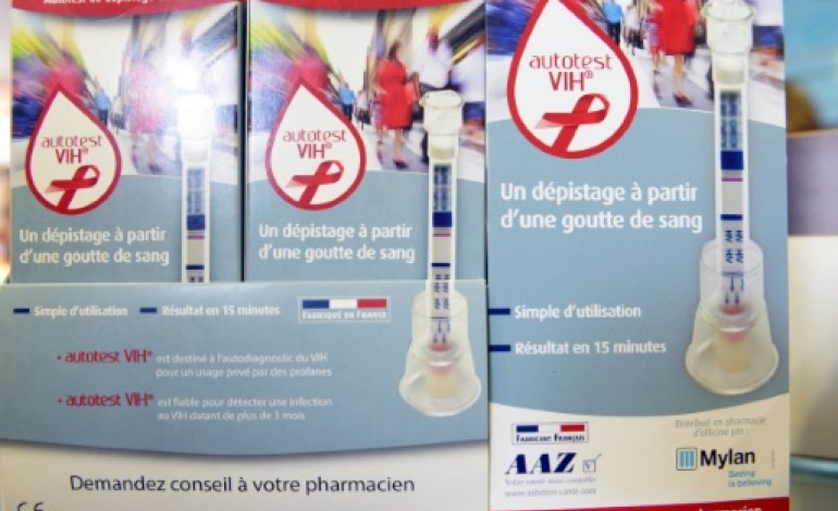 Paris (AFP). Sida: coup d'envoi de la vente en pharmacie des autotests de dépistage