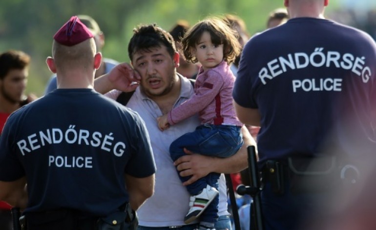 Röszke (Hongrie) (AFP). Le désespoir des migrants après la fermeture du passage vers la Hongrie