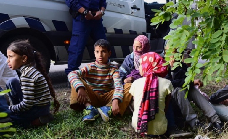 Röszke (Hongrie) (AFP). Des centaines de migrants stoppés net à la frontière serbo-hongroise