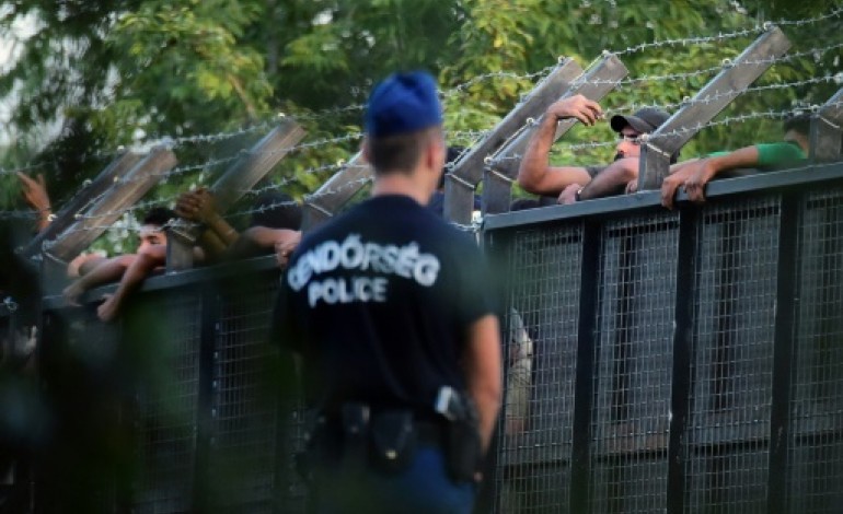 Horgos (Serbie) (AFP). Les migrants bloqués à la frontière hongroise en quête d'autres routes pour l'Allemagne