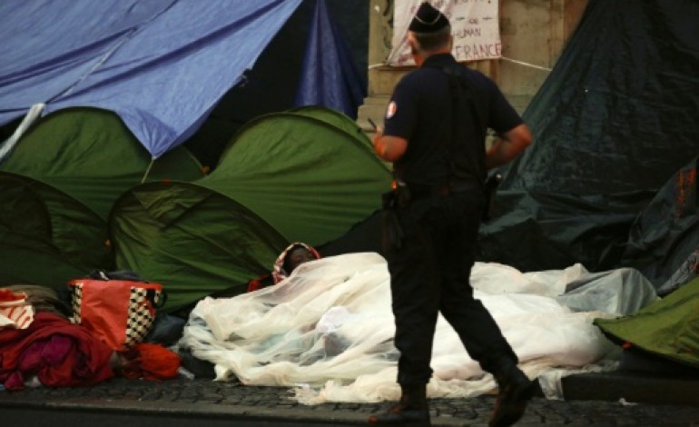 Paris (AFP). Migrants: deux campements évacués dans le calme à Paris