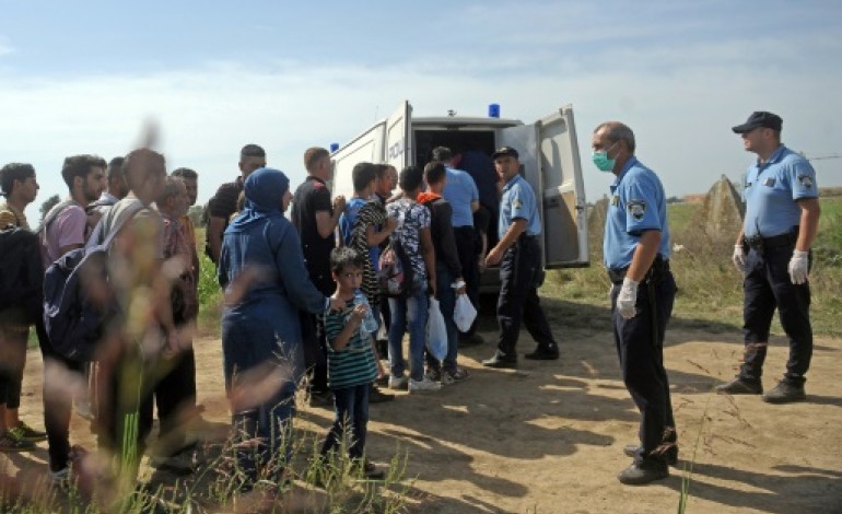 Tovarnik (Croatie) (AFP). Croatie: de 4.000 à 5.000 migrants essaient de monter dans des trains pour Zagreb 