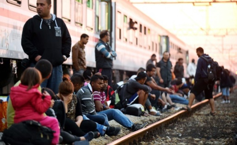 Tovarnik (Croatie) (AFP). Croatie: jusqu'à 5.000 migrants tentent de monter dans des trains pour Zagreb