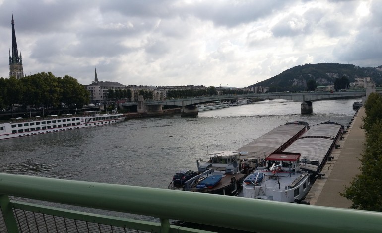 Un septuagénaire tente de se suicider en se jetant du pont Jeanne d'Arc à Rouen