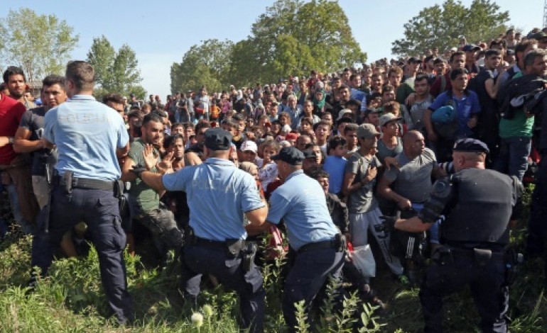 Tovarnik (Croatie) (AFP). Les migrants affluent par milliers dans une Croatie débordée