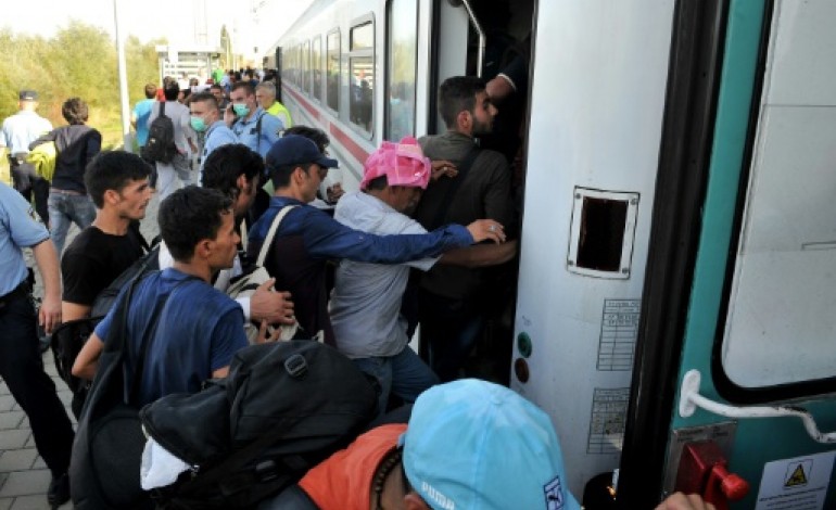 Tovarnik (Croatie) (AFP). La Croatie annonce des capacités d'accueil saturées face à l'arrivée de 13.000 migrants
