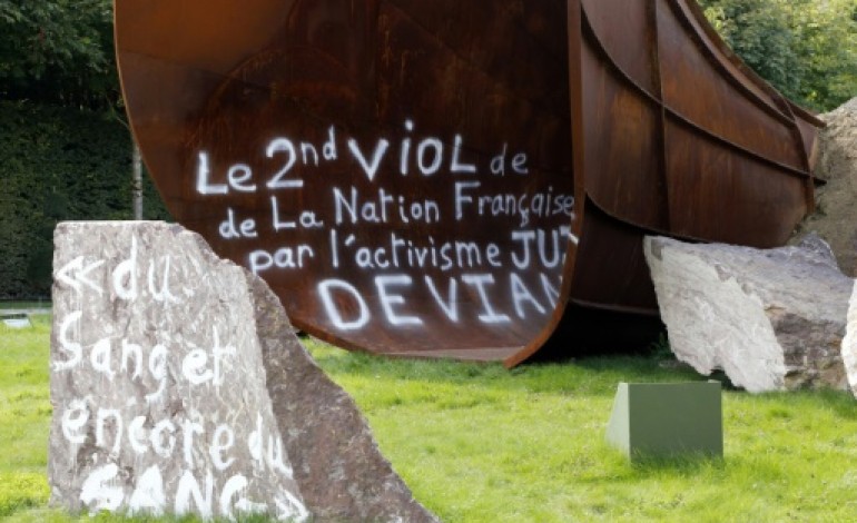 Paris (AFP). France: les tags sur la sculpture d'Anish Kapoor vandalisée vont être effacés