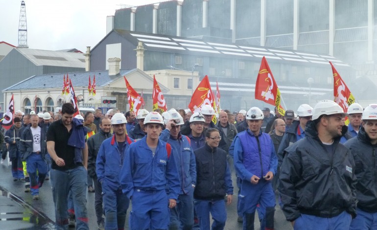 300 salariés de DCNS Cherbourg débrayent