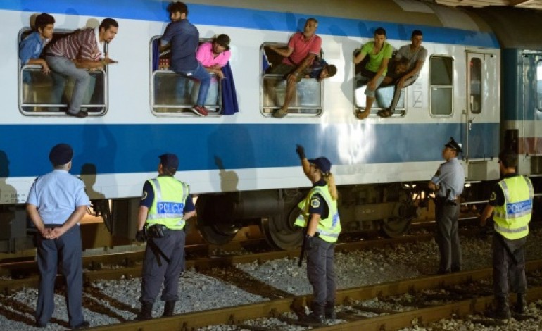BEREMEND (Hongrie) (AFP). Des bus de migrants venus de Croatie traversent la frontière hongroise