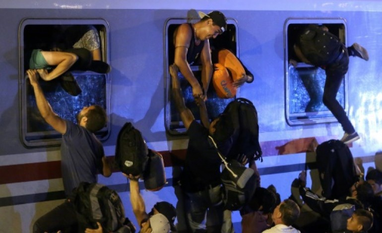 Harmica (Croatie) (AFP). Les migrants bloqués en Croatie cherchent un passage vers le Nord