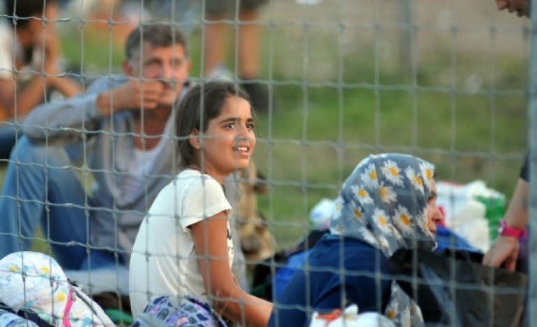 Beli Manastir (Croatie) (AFP). Des milliers de migrants ballotés entre les pays des Balkans