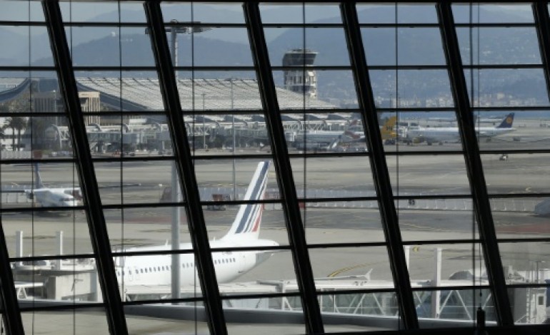 Annonay (France) (AFP). Les aéroports de Lyon et Nice sans doute privatisés début 2016 