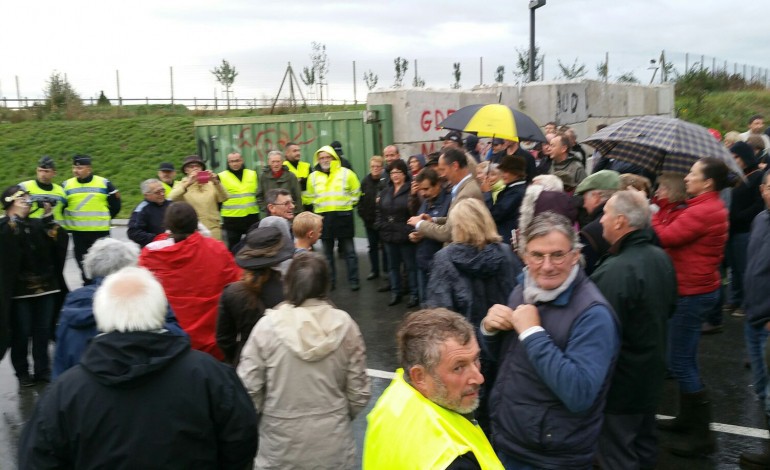 Manifestation anti-GDE devant la décharge de Nonant-le-Pin : départementale 938 coupée