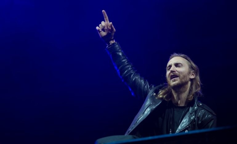 David Guetta présente le clip très coloré de "Sun Goes Down"