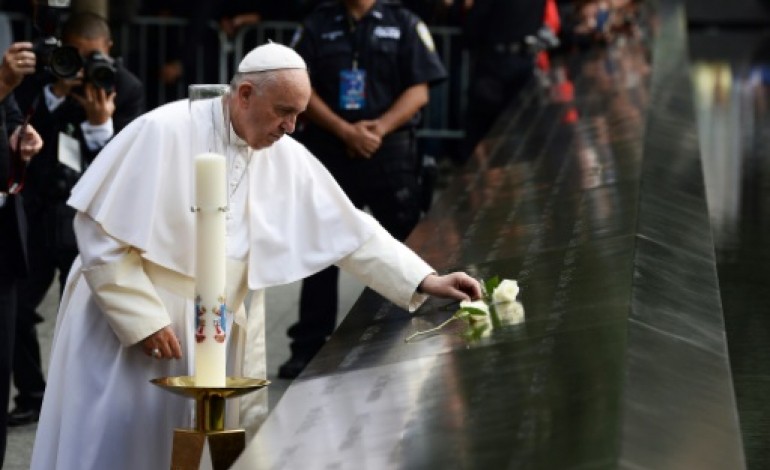 New York (AFP). Le pape François s'est recueilli au mémorial du 11-Septembre à New York