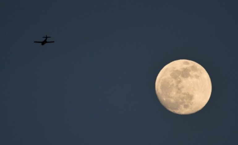 Paris (AFP). Eclipse totale et super lune: l'astre de la nuit sort le grand jeu 