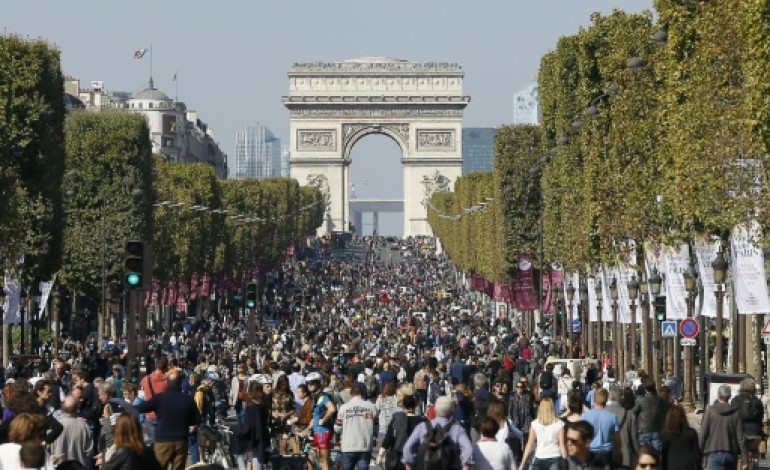 Paris (AFP). Paris: Anne Hidalgo lance la journée sans voiture sur les Champs-Elysées