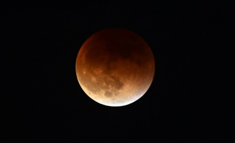 Washington (AFP). Foule dans les rues américaines pour observer la super Lune de sang
