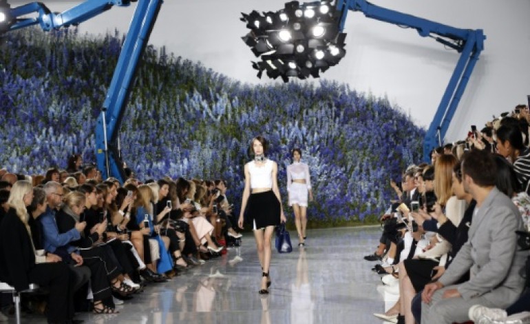 Paris (AFP). Mode à Paris: la montagne de fleurs de Dior, l'adieu en blanc d'Alexander Wang