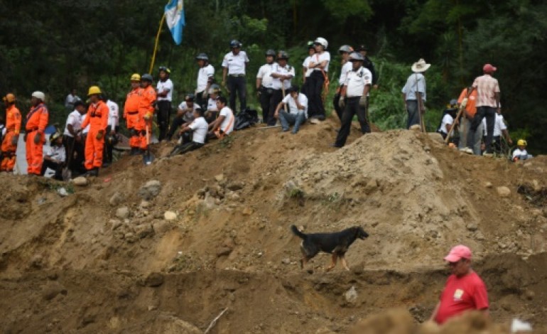 Santa Catarina Pinula (Guatemala) (AFP). Guatemala: 600 disparus dans un glissement de terrain, recherches suspendues 