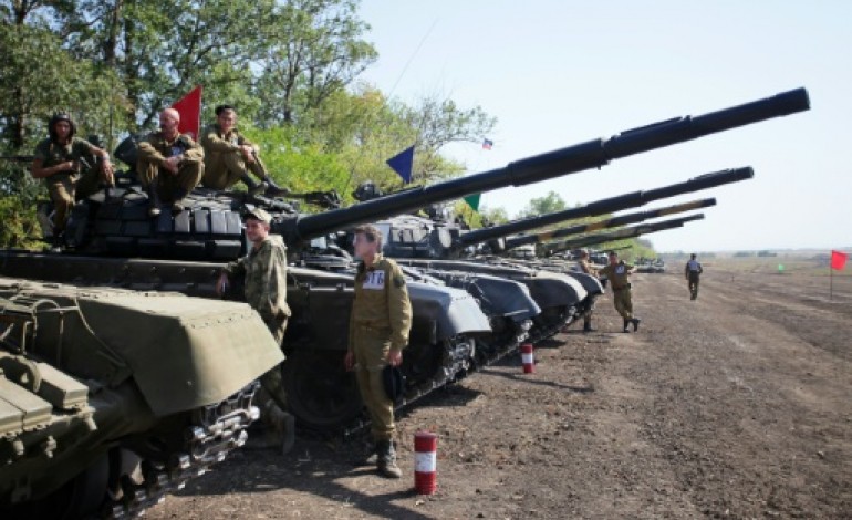 Lougansk (Ukraine) (AFP). Ukraine: les séparatistes de l'Est assurent avoir commencé à retirer les chars de la ligne de front