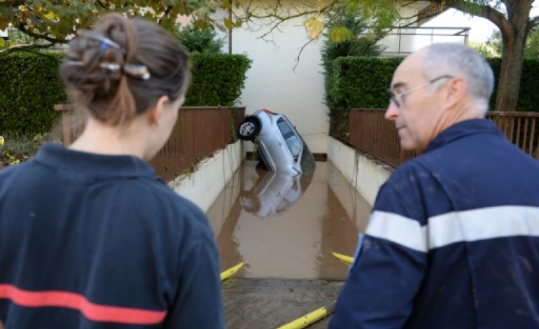 Mandelieu-la-Napoule (France) (AFP). A Mandelieu-la-Napoule, des habitants piégés par l'eau dans leur parking