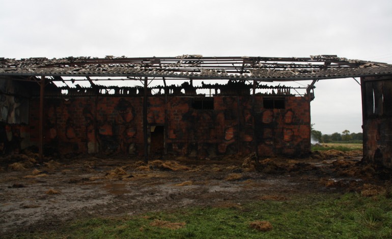 Sainte-Marguerite-d'Elle : un bâtiment agricole ravagé par les flammes