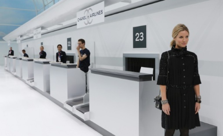 Paris (AFP). Mode à Paris: Lagerfeld invite au voyage sur Chanel Airlines