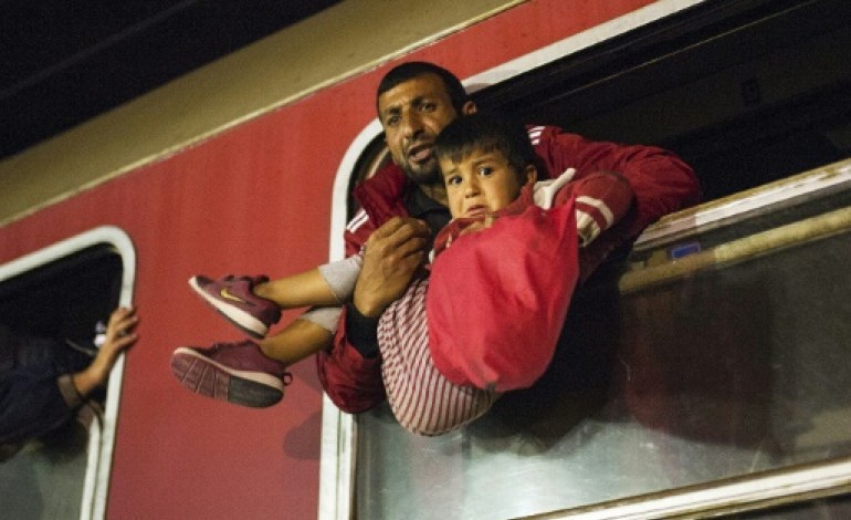 Strasbourg (AFP). Réfugiés: l'UE s'attaque aux passeurs, Hollande et Merkel affichent leur unité