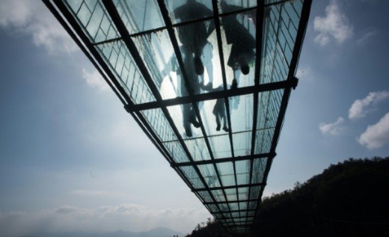 Pingjiang (Chine) (AFP). En Chine, vertige et émotions fortes sur un pont suspendu en verre