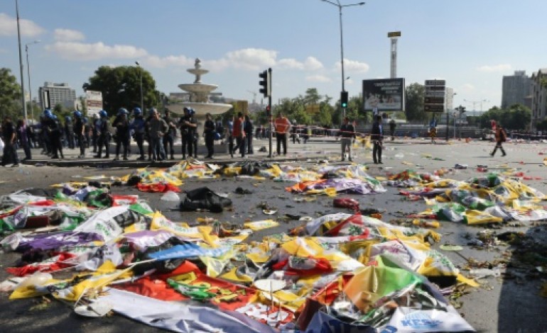 Ankara (AFP). Des cadavres, de la colère et des larmes près de la gare d'Ankara