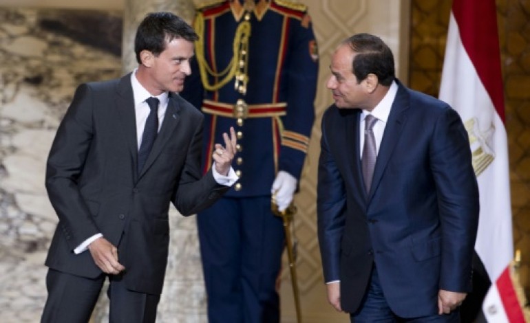 Le Caire (AFP). Egypte: Valls finalise la vente de deux navires Mistral au Caire
