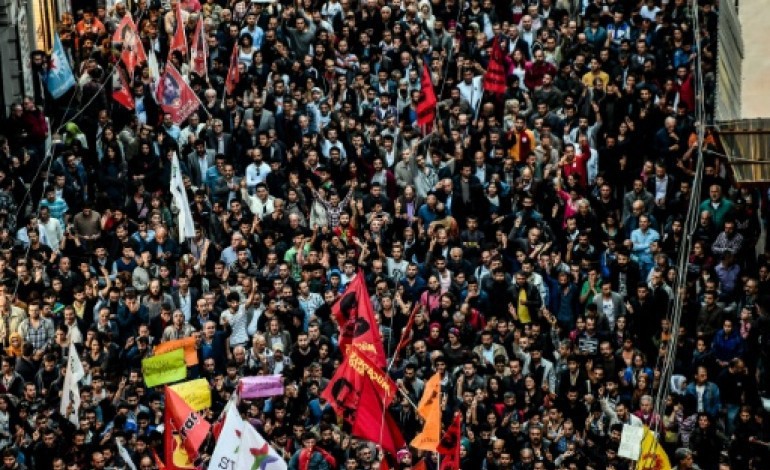 Ankara (AFP). Des milliers de personnes à Ankara en hommage aux victimes et contre le régime