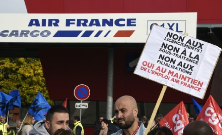 Bobigny (AFP). Violences à Air France: les gardes à vue des cinq salariés prolongées