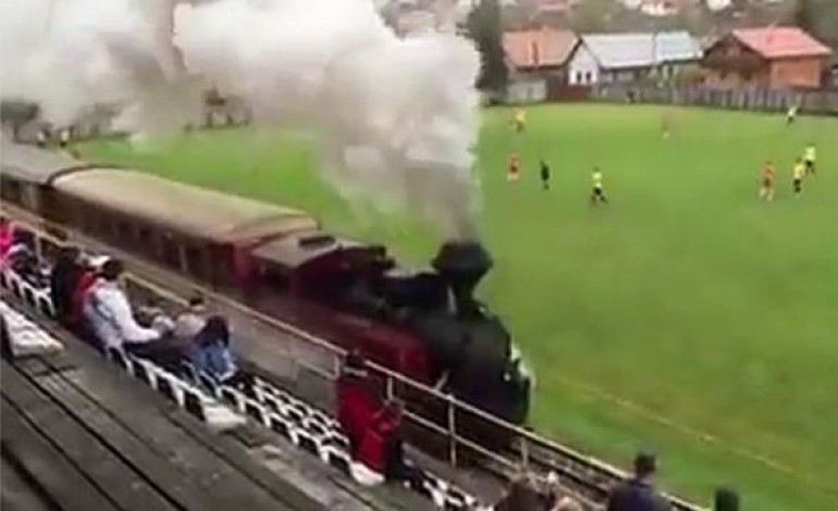 En Slovaquie un train à vapeur passe au milieu d’un stade en plein match ! VIDEO
