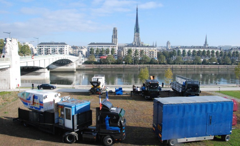 A Rouen, des forains revenus sur les quais, les CRS attendent