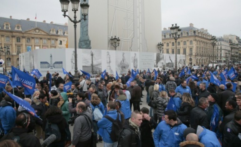 Paris (AFP). Les policiers en colère manifestent, le gouvernement va faire des annonces