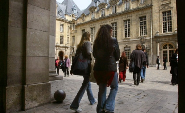 Paris (AFP). Etudiants et enseignants-chercheurs manifestent pour une rallonge budgétaire 