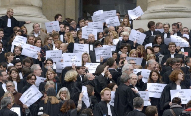 Paris (AFP). Les avocats durcissent leur grève contre la réforme de l'aide juridictionnelle