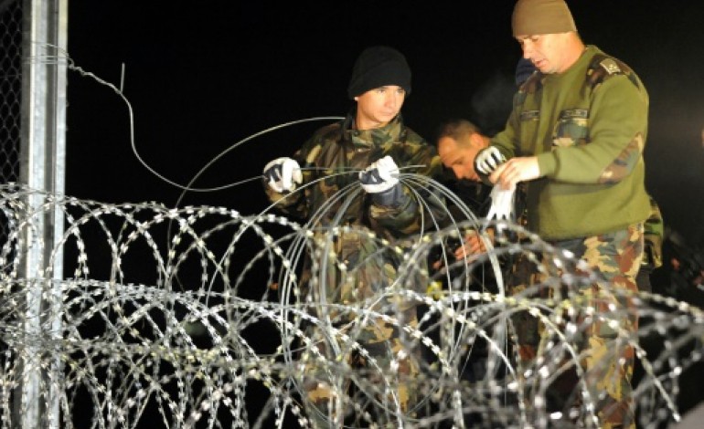 Zákány (Hongrie) (AFP). Migrants: la Hongrie ferme sa frontière, la Turquie fait monter les enchères