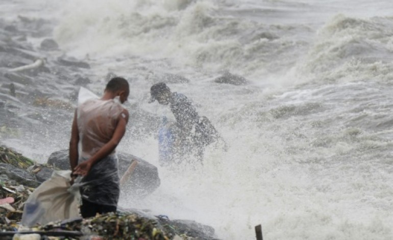 Manille (AFP). Philippines: le puissant typhon Koppu touche terre dans le nord du pays