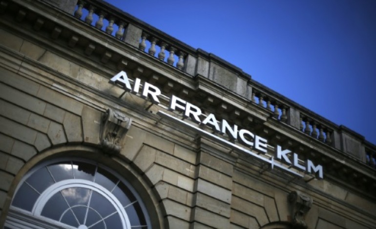 Paris (AFP). Air France: près de 1.000 emplois supprimés en 2016, les syndicats s'offusquent